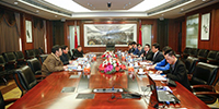Gao Guohui, wakil sekretaris jendral Shenzhen Municipal Government, berdiskusi mengenai strategi “One Belt and One Road” dengan Gu Shaoming, ketua dewan direktur Bauing Group