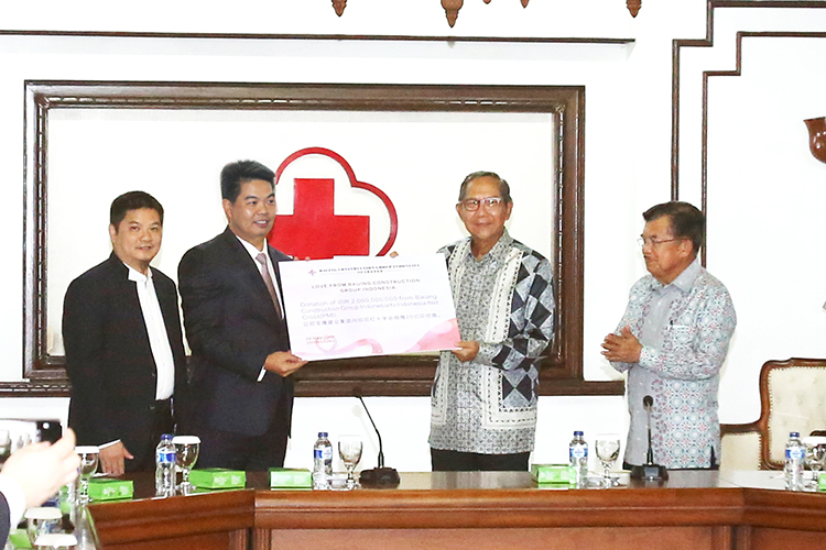 Wakil Presiden Indonesia Jusuf Kalla menyaksikan proses Bauing Group menyumbangkan dana hibah Rp 2 miliar yang berasal dari dana hasil lelang lukisan dan kaligrafi kepada Palang Merah Indonesia